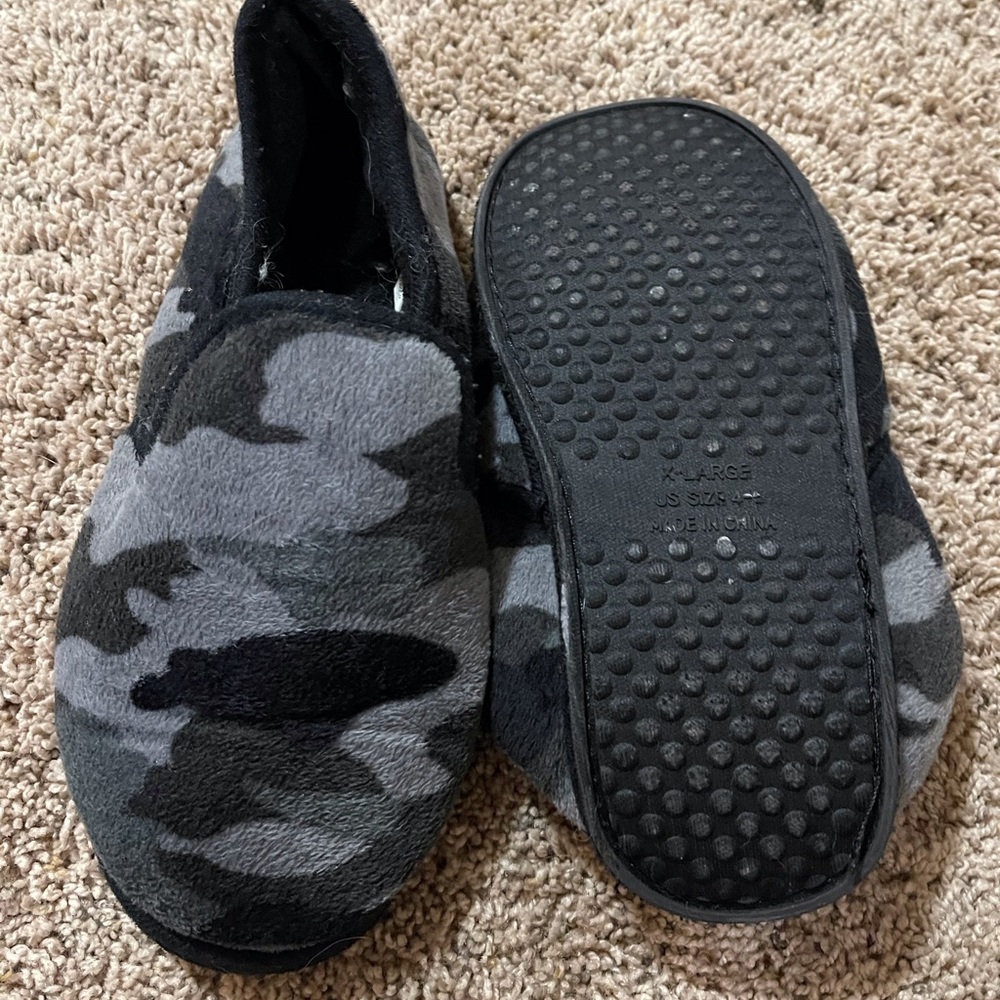 Boys slippers sz XL